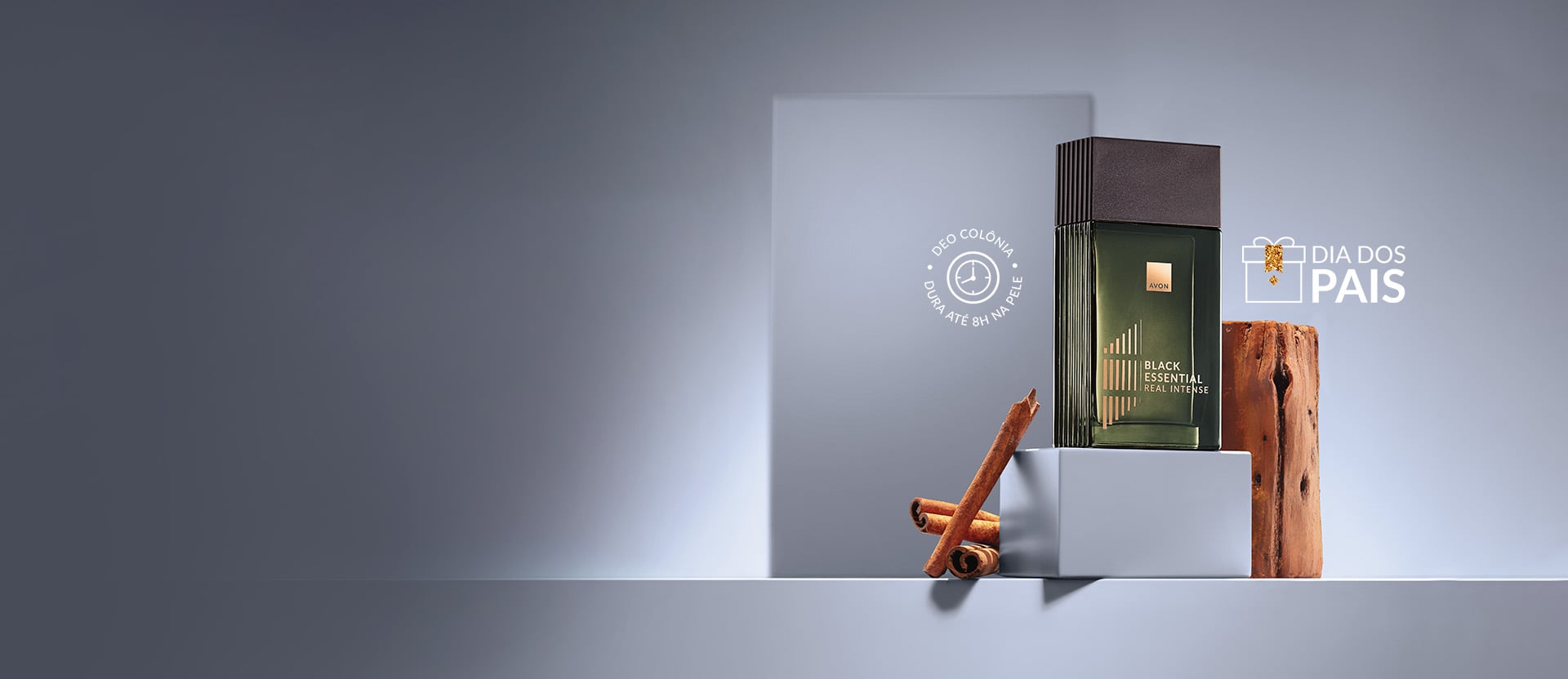 Fragrância Black Essential Real Intense sobre caixas cinzas com ingredientes. À direita, selo Dia dos Pais com ilustração de caixa de presente e, à esquerda, selo “Deo colônia, dura até 8h na pele”.