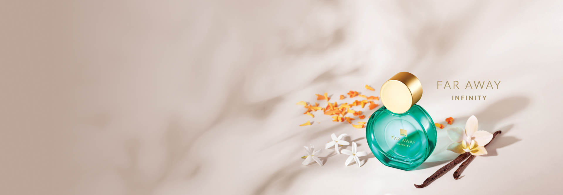 Frasco verde com tampa dourada do Deo Parfum Far Away Infinity com ingredientes como baunilha e flores brancas e amarelas, com logo dourado Far Away Infinity, em fundo branco iluminado com sombras.