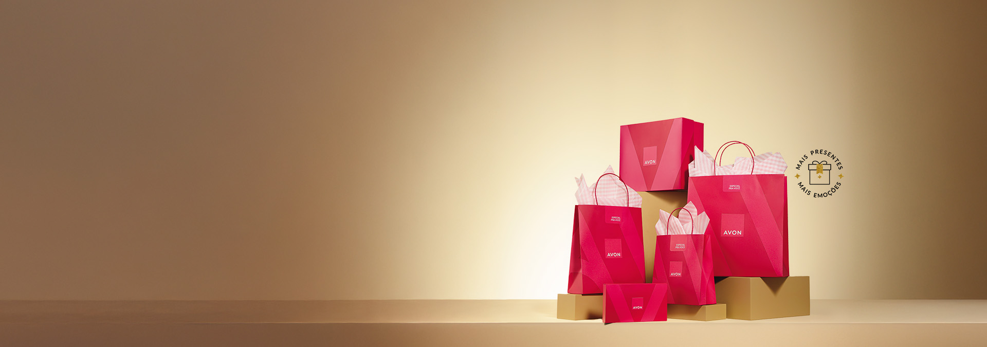 Banner com fundo bege degradê e elementos que incluem caixas e sacolas rosas da Avon sobre bases douradas. Texto: "Embalagens traduzem amor e cuidado. Presenteie com Avon."