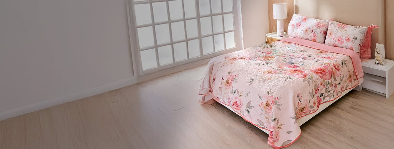 Banner con fondo azul y burbujas. Se presentan dos productos de Anew: un serum en frasco azul y crema hidratante en tubo blanco. Texto: "¡Hasta 50% de descuento! En productos seleccionados de Anew".