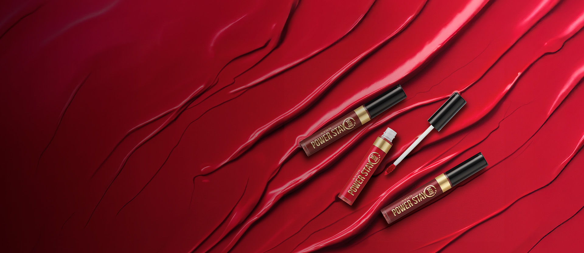 Banner con fondo rojo y detalles de labial. Se presentan varios labiales Power Stay en tonos variados. Texto: "¡Hasta 45% OFF en labiales Power Stay! Imprimiendo tu poder en cada trazo, tu esencia".