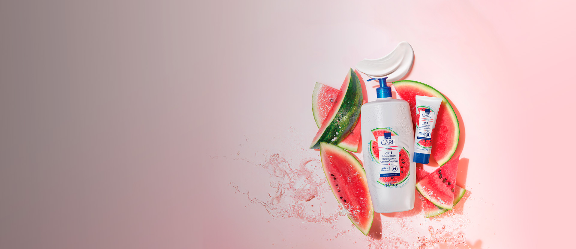 Banner con fondo difuminado de ciudad. Se presentan dos frascos de perfume: uno azul y otro ámbar. Texto: "¡Las mejores fragancias! Descubre nuestros deliciosos y frescos aromas".