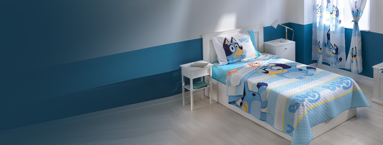Banner con fondo azul y burbujas. Se presentan dos productos de Anew: un serum en frasco azul y crema hidratante en tubo blanco. Texto: "¡Hasta 50% de descuento! En productos seleccionados de Anew".