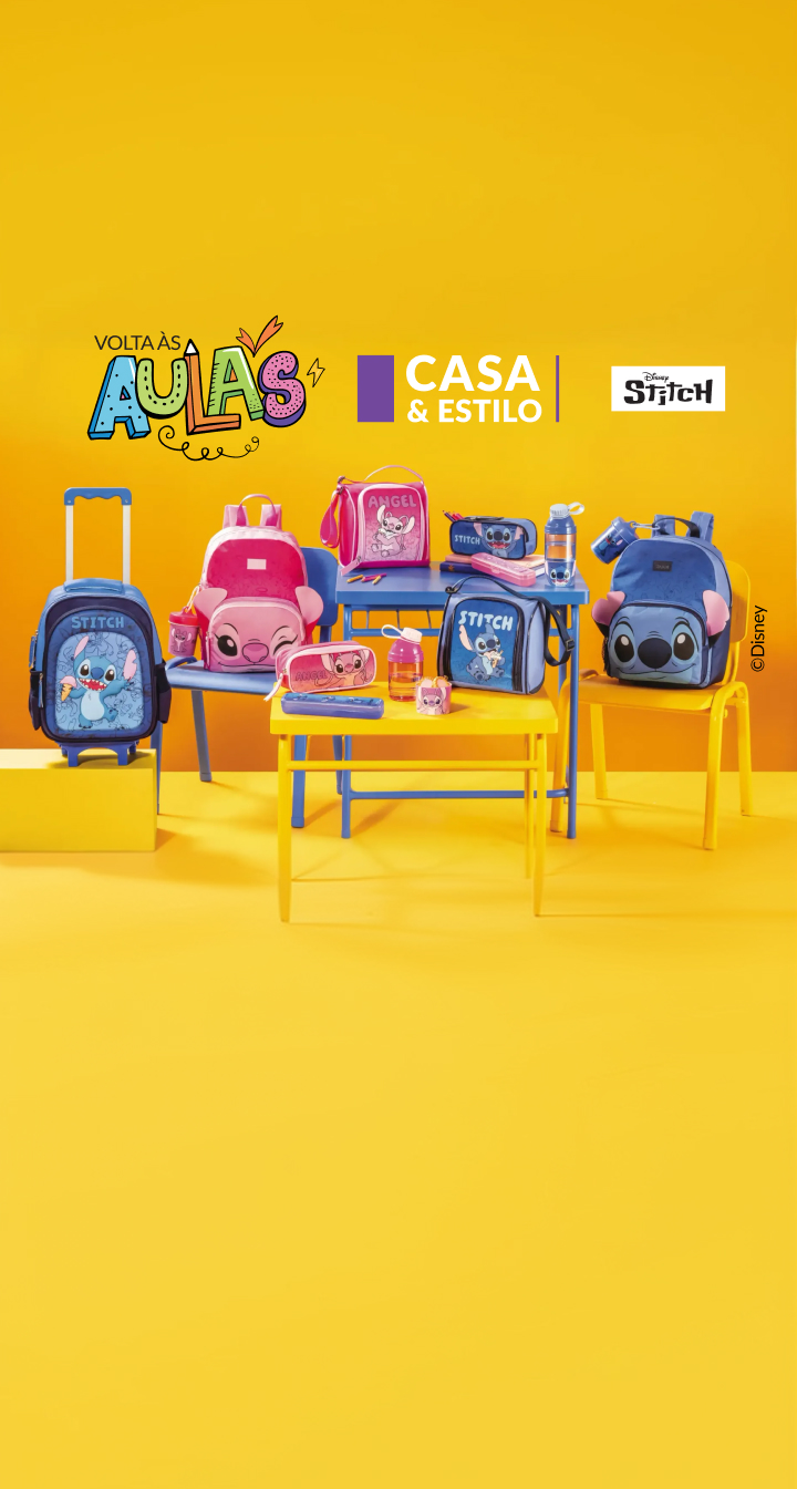 Mochilas, lancheiras, estojos e garrafas azul e rosa dos personagens Stitch e Angel sobre mesas e cadeiras azul e amarelo. Logos “Volta às aulas”, “Casa & Estilo” e “Disney Stitch”. Fundo amarelo.