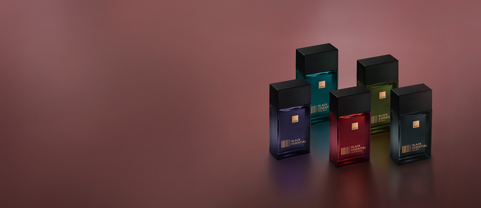 Fragrâncias Black Essential em fundo em tons de marrom.