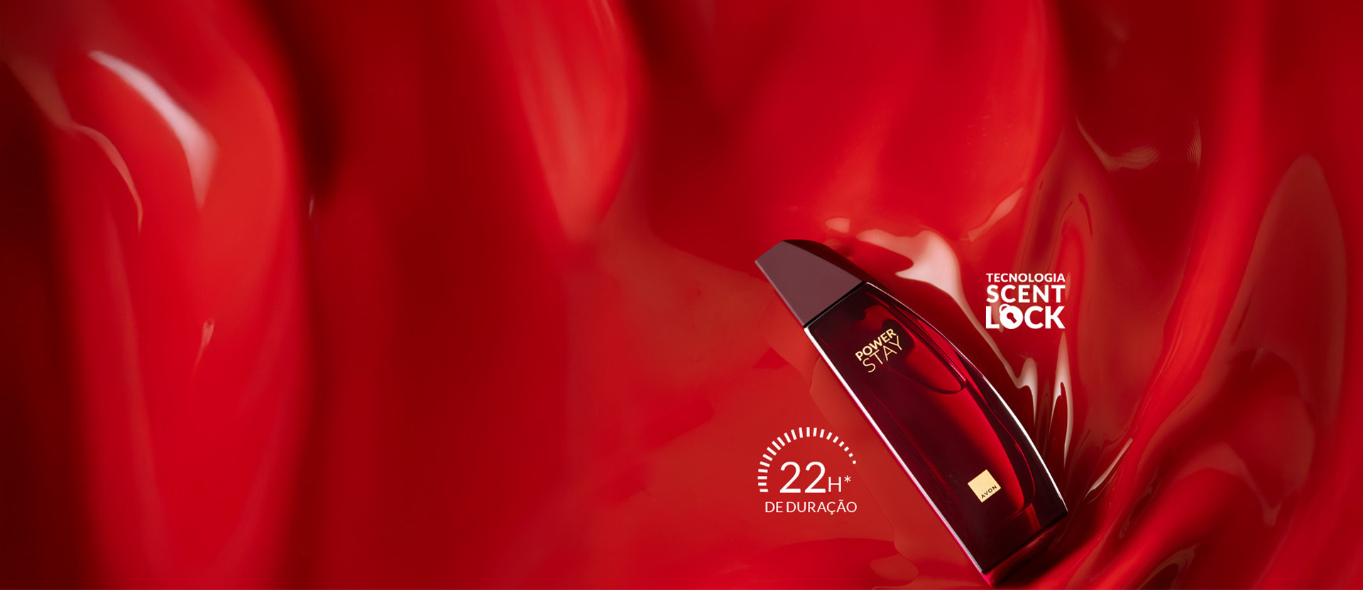 Frasco de fragrância Power Stay em vermelho sobre fundo vermelho com selos "22h de  duração" à esquerda e "Tecnologia Scent" à direita.