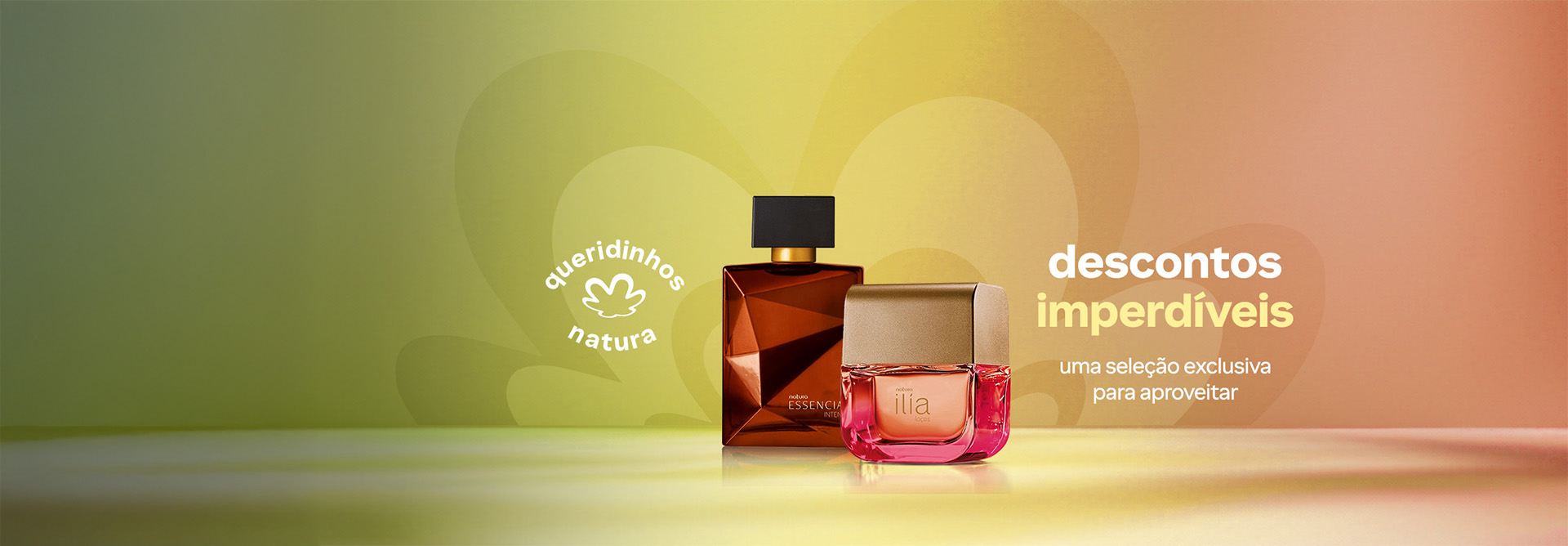Frascos de fragrâncias Essencial Intense em marrom e Ilía Laços em rosa com selo Queridinhos Natura sobre flor Natura em tons alaranjados. Ao lado: descontos imperdíveis uma seleção exclusiva para aproveitar.