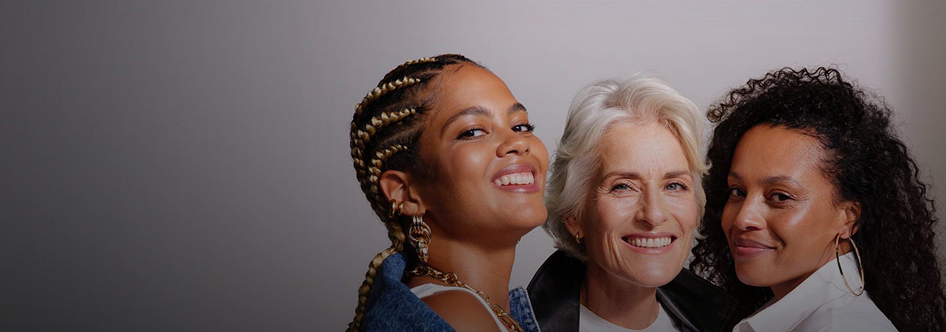 Banner com fundo claro. Elementos incluem modelos diversas que refletem estilo e confiança. Produtos para o rosto promovem cuidados essenciais. 