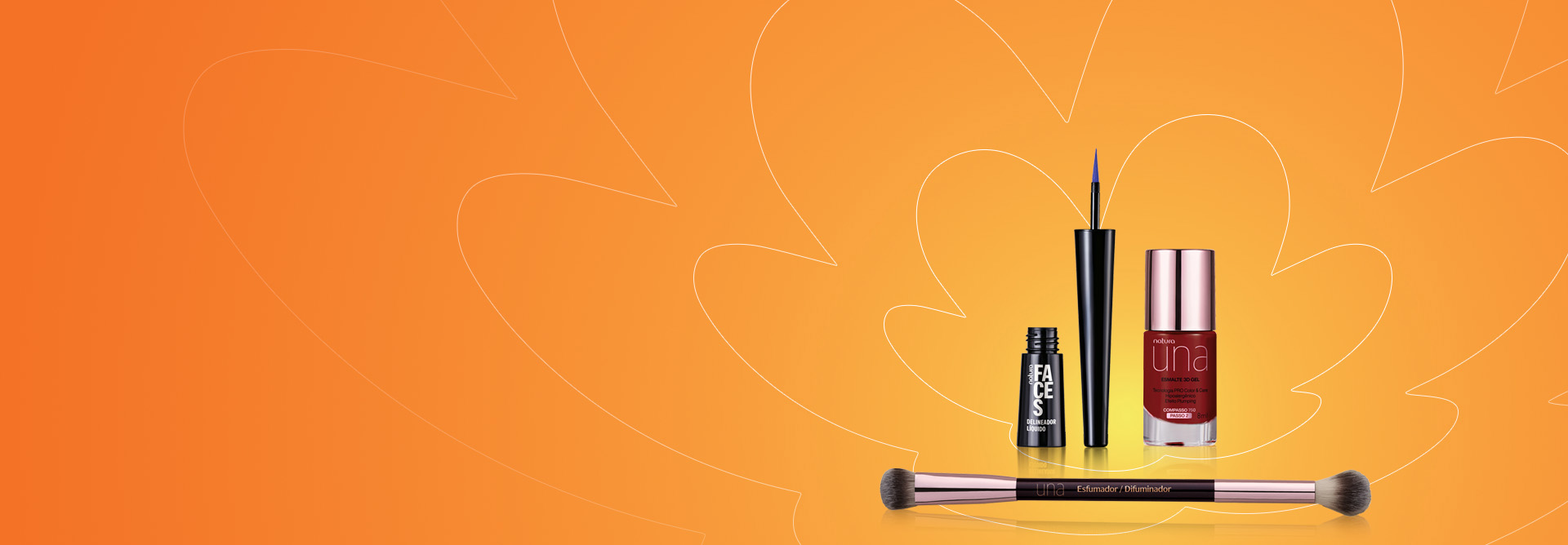 Itens de maquiagem: frasco preto aberto de Delineador Líquido Natura Faces, frasco vermelho com tampa rosada de Esmalte 3D Gel Natura Una e Pincel PRO Esfumador Natura Una, sobre flor Natura em fundo amarelo.