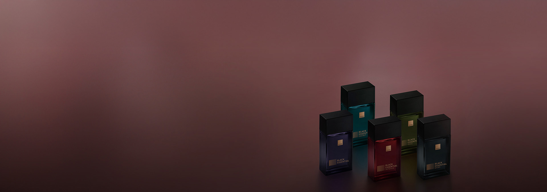 Fragrâncias Black Essential em fundo em tons de marrom.