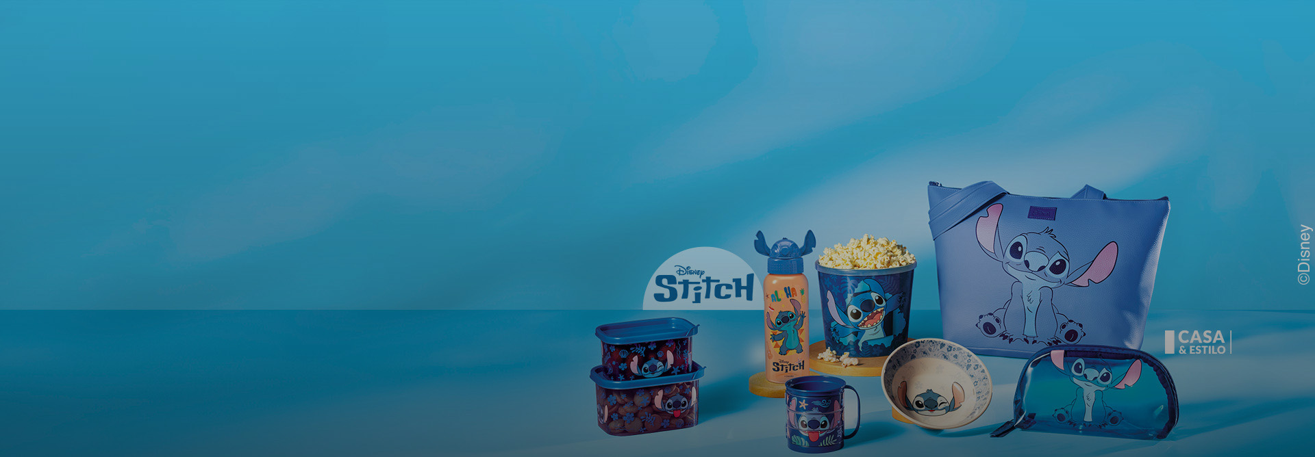 Produtos Casa & Estilo Coleção Disney Stitch em bancada azul e fundo na mesma cor.