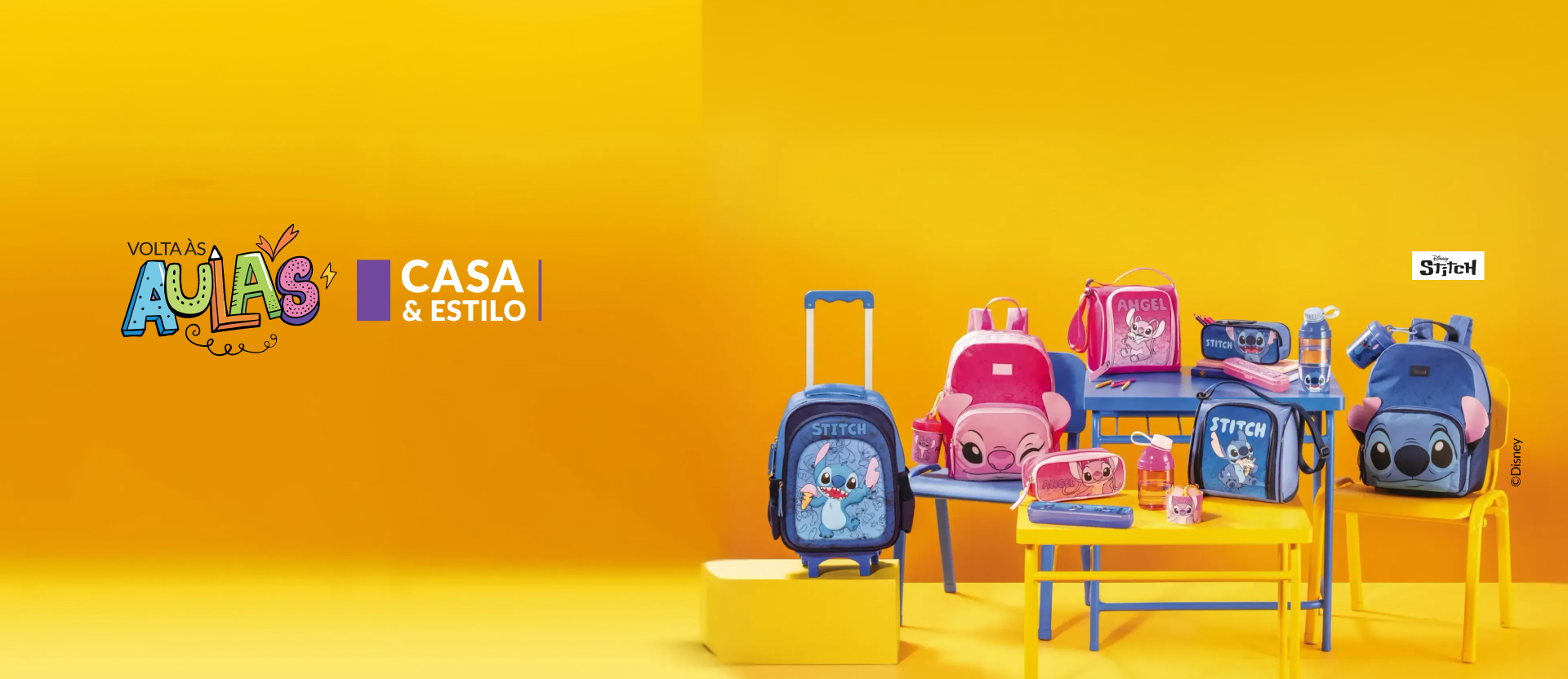 Mochilas, lancheiras, estojos e garrafas azul e rosa dos personagens Stitch e Angel sobre mesas e cadeiras azul e amarelo. Logos “Volta às aulas”, “Casa & Estilo” e “Disney Stitch”. Fundo amarelo.