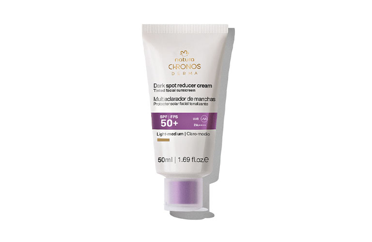 Foto del protector solar Chronos Derma con fondo blanco.