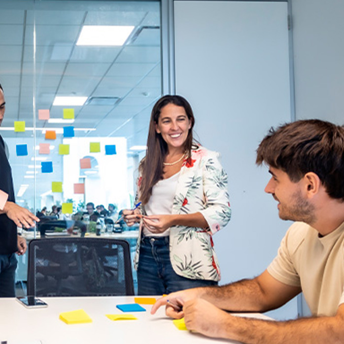 Aprendizaje y Desarrollo Acá hay varias oportunidades y posibilidades para ti.  Somos un gran ecosistema de aprendizaje, que conecta personas y conocimiento dentro y fuera de la organización, lo cual es una ventaja competitiva que estimula y facilita un ambiente fluido y autónomo. Con esto, queremos formar personas colaboradoras de alto rendimiento, conectados con nuestra esencia.