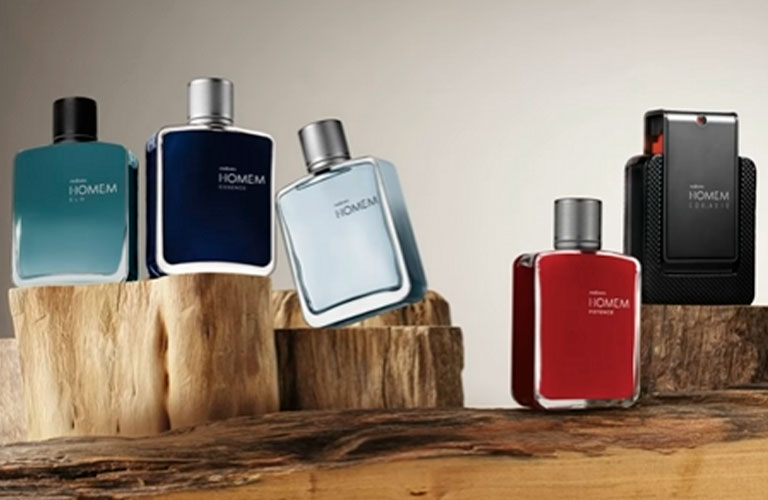 fotografia de perfume Natura Homem detrás sus principales, componentes, limón, canela y cedro.