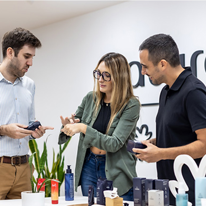 Beneficios Acá hay una cadena de relaciones,cuidar nuestro bienestar de forma integral (Físico, Mental y Emocional, Socioambiental y Financiero) Significa tener autocuidado y, en consecuencia, también cuidar a quienes nos rodean y a la naturaleza de la que formamos parte.