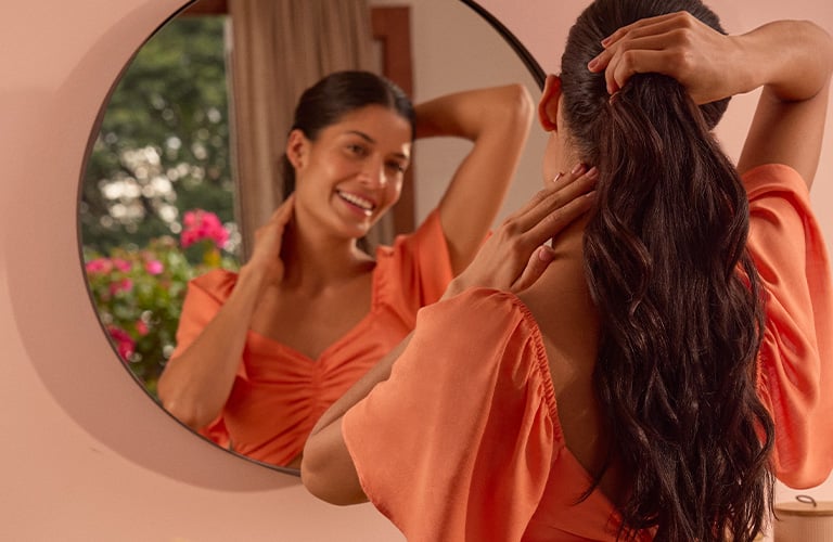 Foto de una modelo con el cabello radiante, saludable y llena de brillo.