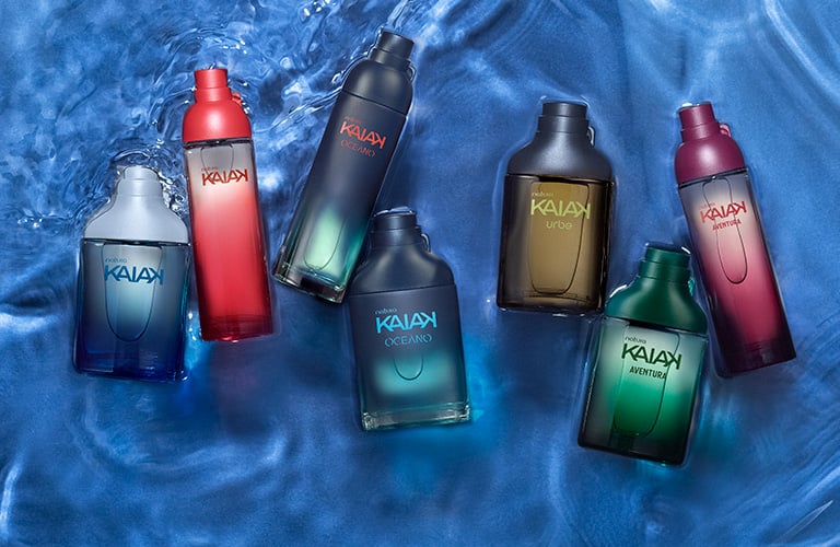 perfumes Kaiak Masculino y Femenino sobre un fondo de agua