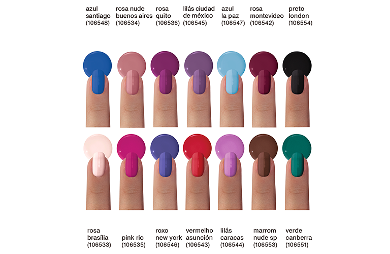 Foto de dedos mostrando diferentes esmaltes de uñas sobre fondo blanco. Catorce uñas exhiben diversos colores como azul, rosa, púrpura, rojo, negro y verde. Cada dedo muestra la aplicación del esmalte y una gota del color correspondiente.
