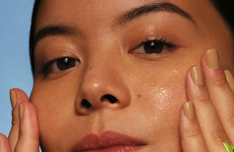 Foto de una mujer con cabello castaño visible en el lado derecho. El fondo es claro y desenfocado, destacando los elementos principales de la imagen.