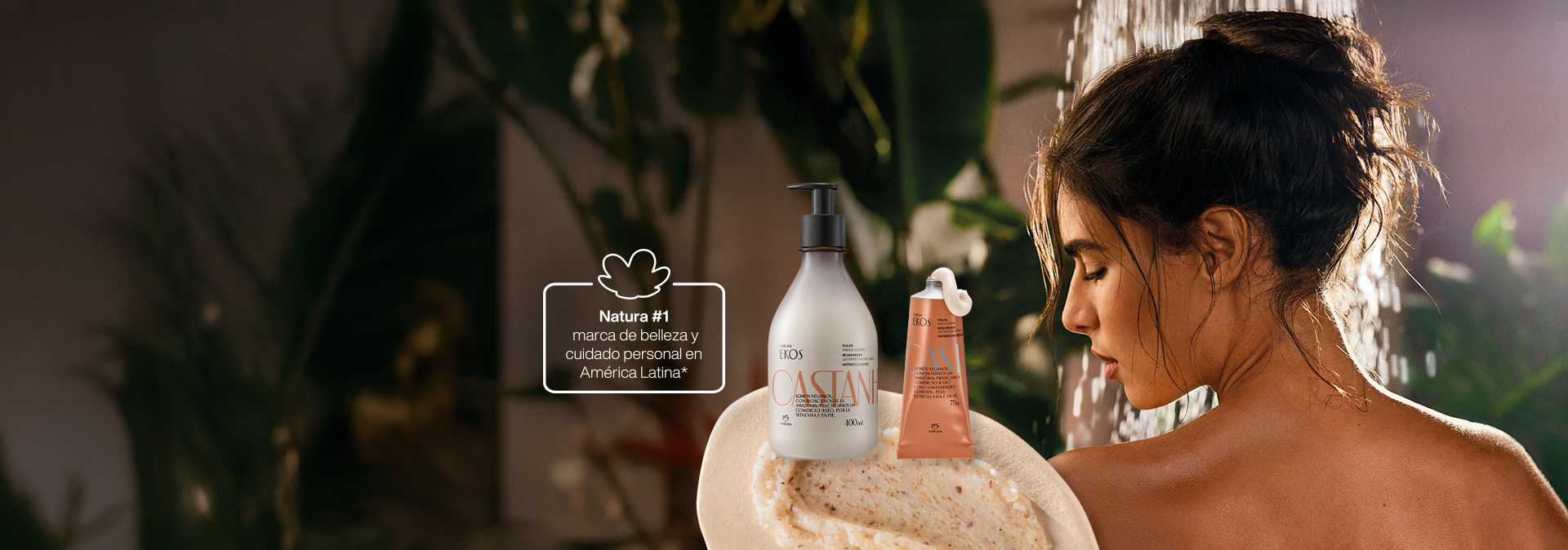 Fondo rosa con una crema hidratante corporal Tododia de mora roja y jabuticaba a la derecha, con la textura del producto detrás.