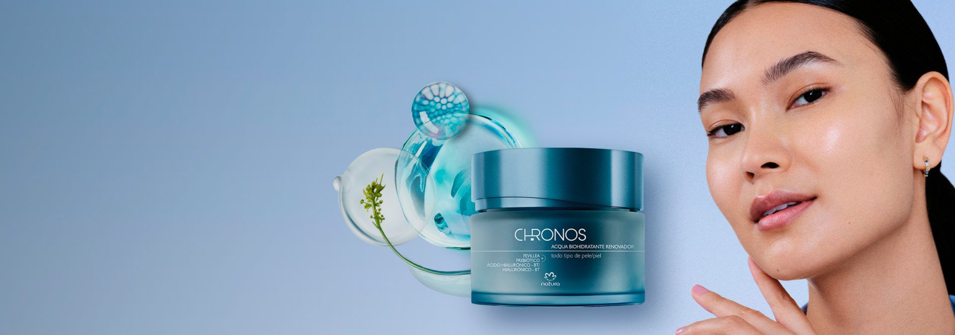 Fondo en tonos azules, a la derecha una modelo oriental blanca y un hidratante Chronos Acqua Biohidratante Renovador.