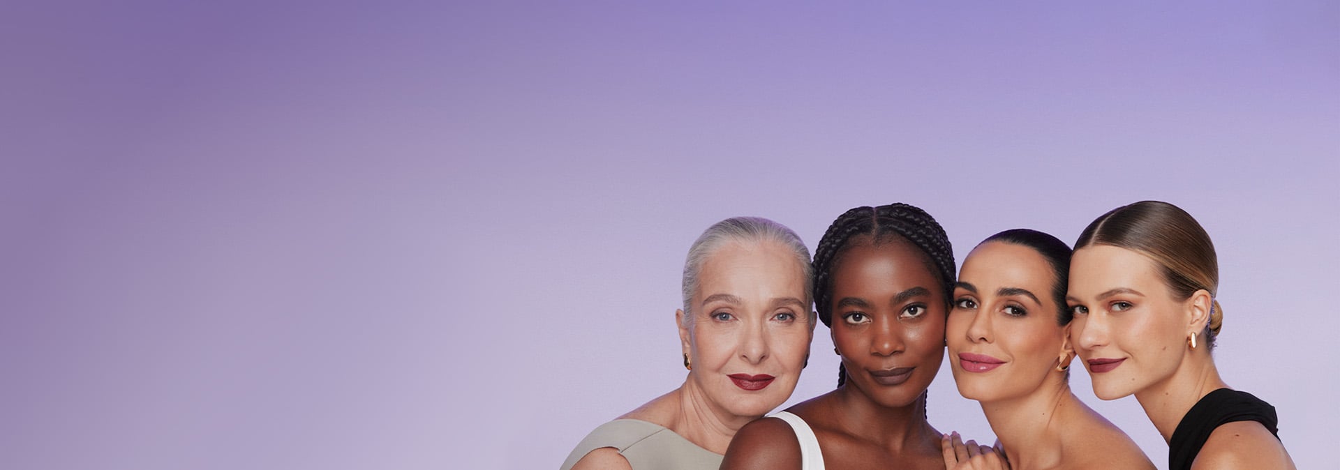 Cuatro mujeres de diferentes etnias y edades posan juntas, hombros cercanos, con un fondo beige imitando polvo compacto.