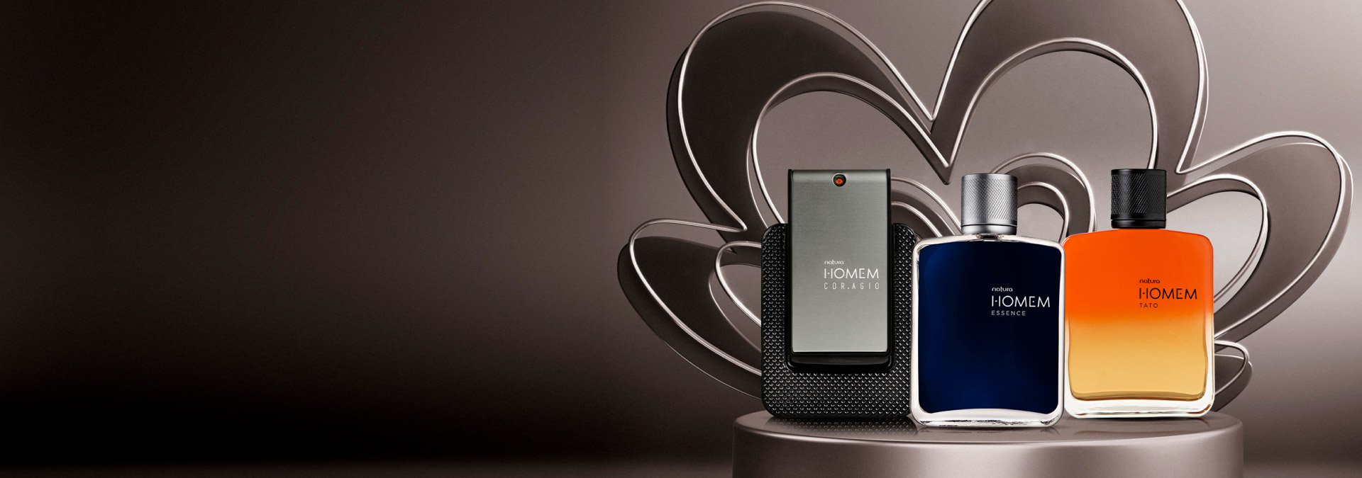 Tonos de gris al fondo con productos de la línea Natura Hombre, que representan la perfumería masculina.