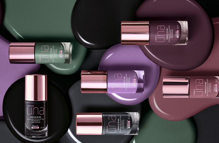 Foto de esmaltes de uñas Natura Una con tapas rosadas sobre círculos de colores.