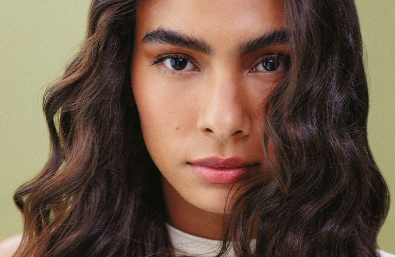 Close up de modelo con cabellos largos