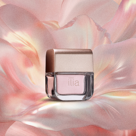 Fragrância Natura Ilía sobre formas orgânicas na cor rosa.