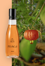 Frasco transparente de Desodorante Colônia Ekos Frescor Pitanga com líquido alaranjado e tampa preta à esquerda. À direita, pitanga vermelha com gota, folhas verdes e fundo de floresta.