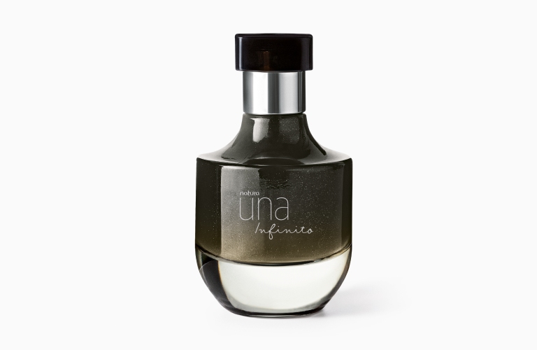 Perfume doce Una Infinito em uma imagem com fundo branco. O vidro é preto e a tampa transparente