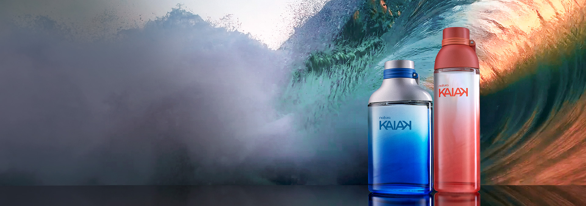 Versão masculina e feminina de Natura Kaiak sobre uma superfície. Ao fundo, uma onda azul e laranja se formando no mar. 