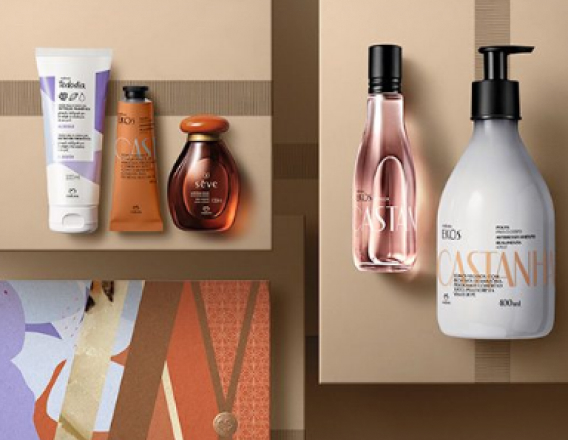 Presente Queridinhos Natura, com Hidratante, Óleo Corporal e Creme de Mãos, aparece ao lado do Presente Natura Ekos Castanha, com Hidratante e Frescor, sobre caixas de presentes em tons de caqui.