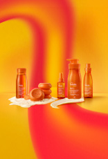 Em fundo em tons de laranja e amarelo, produtos da linha Natura Tododia Energia: Sabonete Líquido e sabonetes com espuma, Bruma Facial, Loção Corporal com textura e Body Splash.