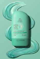 Embalagem verde de Gel Hidratante Pós-sol sobre textura gel na cor verde. Fundo verde.