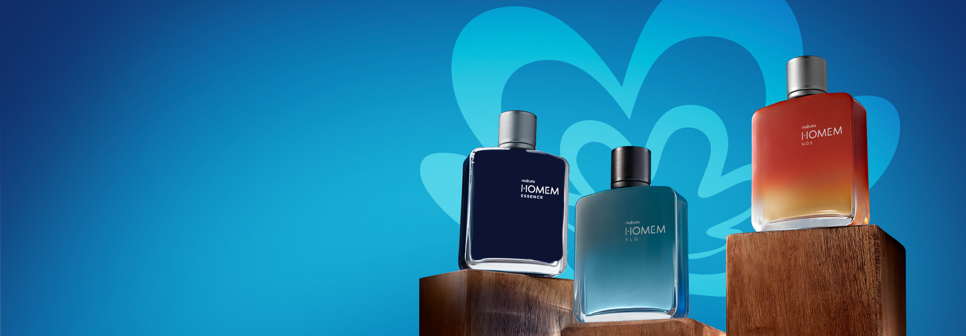 Frascos de fragrâncias Natura Homem: Essence em azul-escuro, Elo em azul-claro e Nós em laranja, sobre três madeiras retangulares, em fundo azul com flor Natura em azul-claro. 