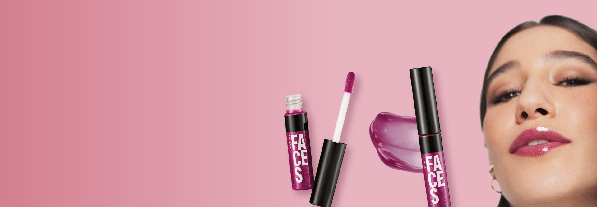 Novos Gloss de Natura Faces aparecem em destaque na tela: um aberto, com o aplicador à mostra, e um fechado. Ao lado, modelo produzida com o Gloss nos lábios e uma amostra da textura em fundo rosado.