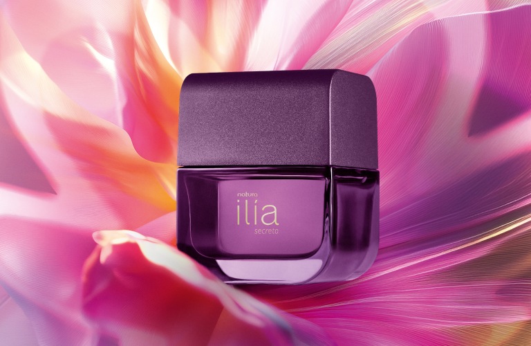 Perfume doce Ilía Secreto em um fundo floral