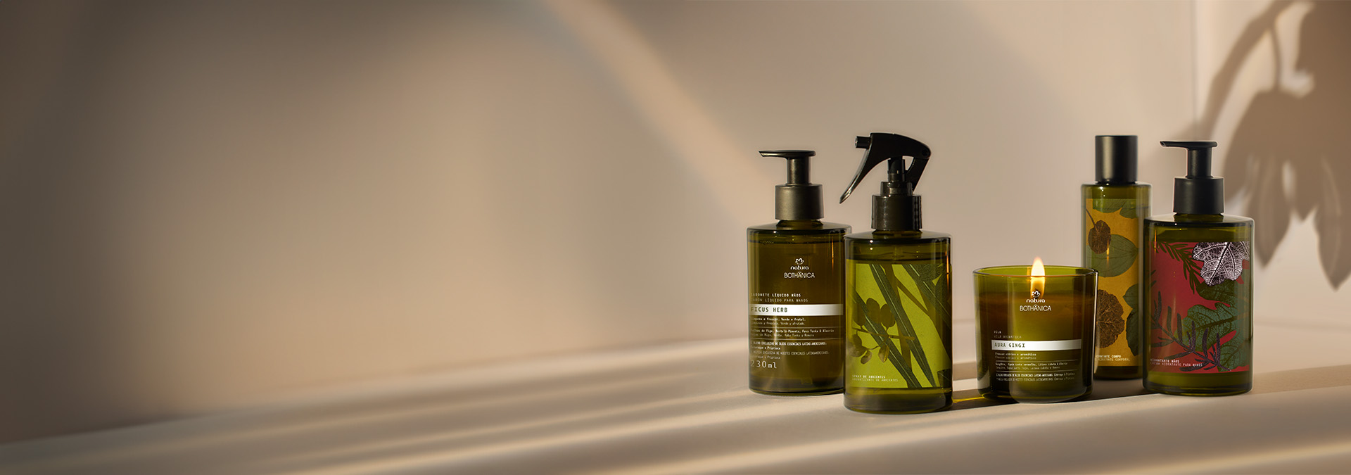 Fundo em tons claros com facho de luz, produtos da linha Natura Bothânica para casa à direita.