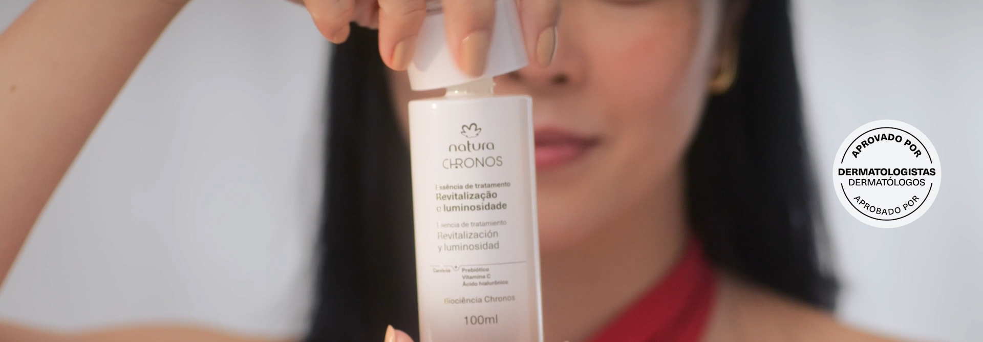 Vídeo com Essência de Tratamento Natura Chronos, com elementos da natureza e mulher de pele amarela utilizando o produto no rosto. Com selo Aprovado por Dermatologistas.