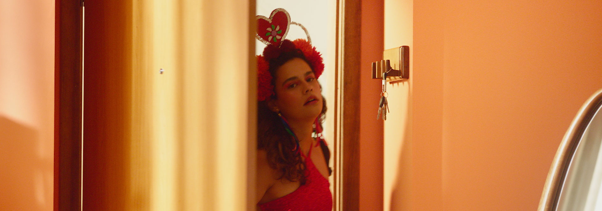 Vídeo mostra mulher fantasiada para o Carnaval entrando em um quarto, cansada após folia. Ela recebe uma mensagem no celular e em seguida começa a fazer uma rotina de autocuidado com os produtos de Tododia Energia. No dia seguinte, ela surge em um bloquinho de Carnaval com semblante renovado e cheio de energia. No final do vídeo, quatro produtos de Tododia Energia aparecem em um fundo laranja com textura semelhante à tangerina.