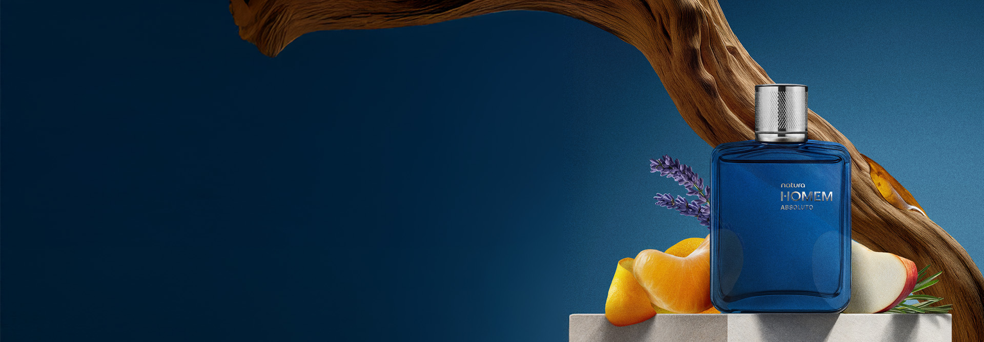 Natura Homem Absoluto, com frasco de vidro transparente azul-médio e tampa prateada, destaca-se sobre ingredientes da fragrância, como madeiras, bergamota, lavanda, maçã e ervas aromáticas. Fundo azul.