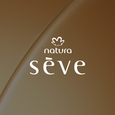 Logo de Natura Sève, em letras brancas, destaca-se no centro da tela sobre fundo degradê dourado.