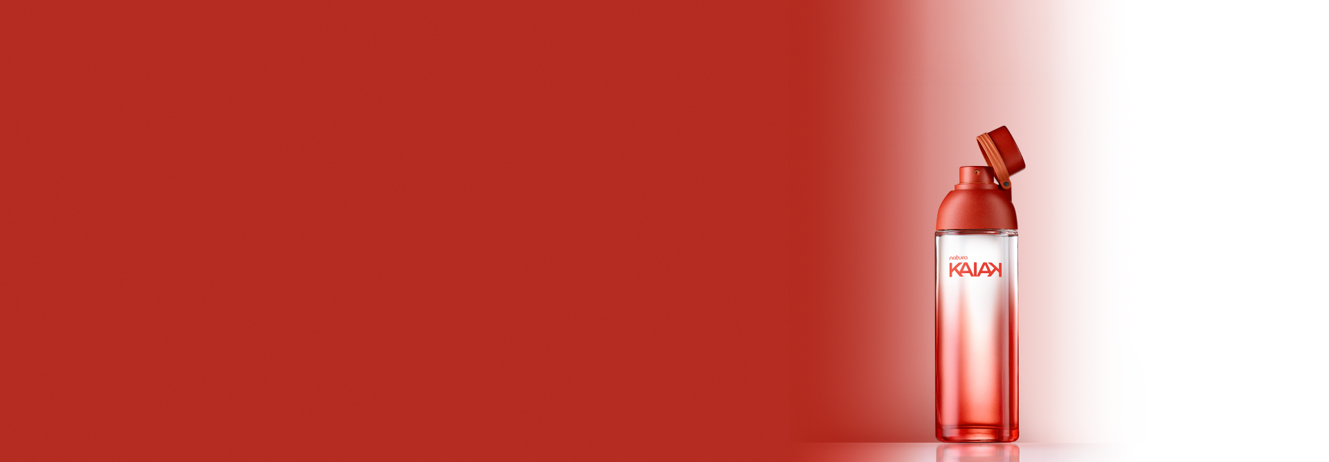 Frasco em tons de laranja de Natura Kaiak, em fundo em degradê laranja e branco.