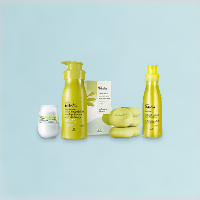 Em fundo azul-claro, produtos da linha Natura Tododia Capim Limão e Hortelã: Desodorante, Loção Corporal, Sabonetes com caixa e Body Splash.