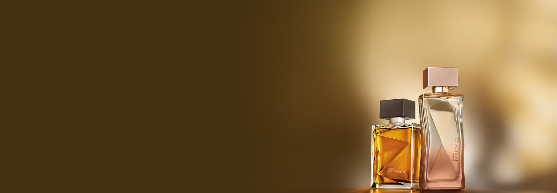Frascos de Natura Essencial em tons de marrom, em fundo de tons terrosos.