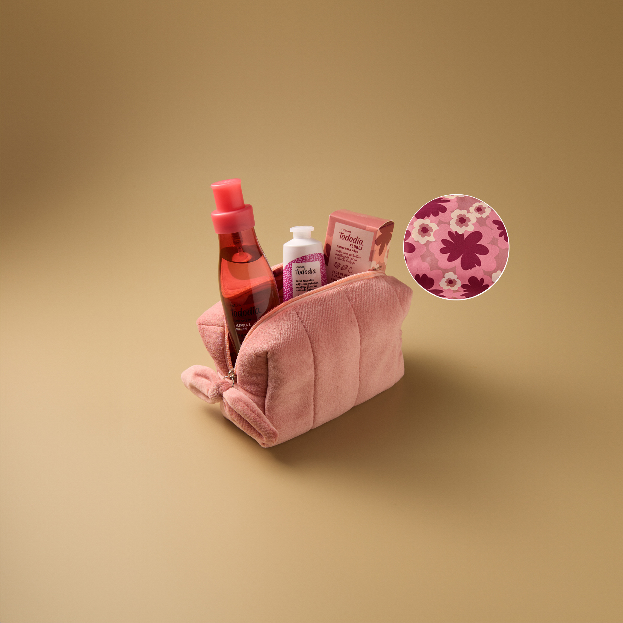 3 itens de Natura Tododia dentro do nécessaire de veludo rosa. Ao lado, uma imagem indicando o design exclusivo com estampa interna de flores. 