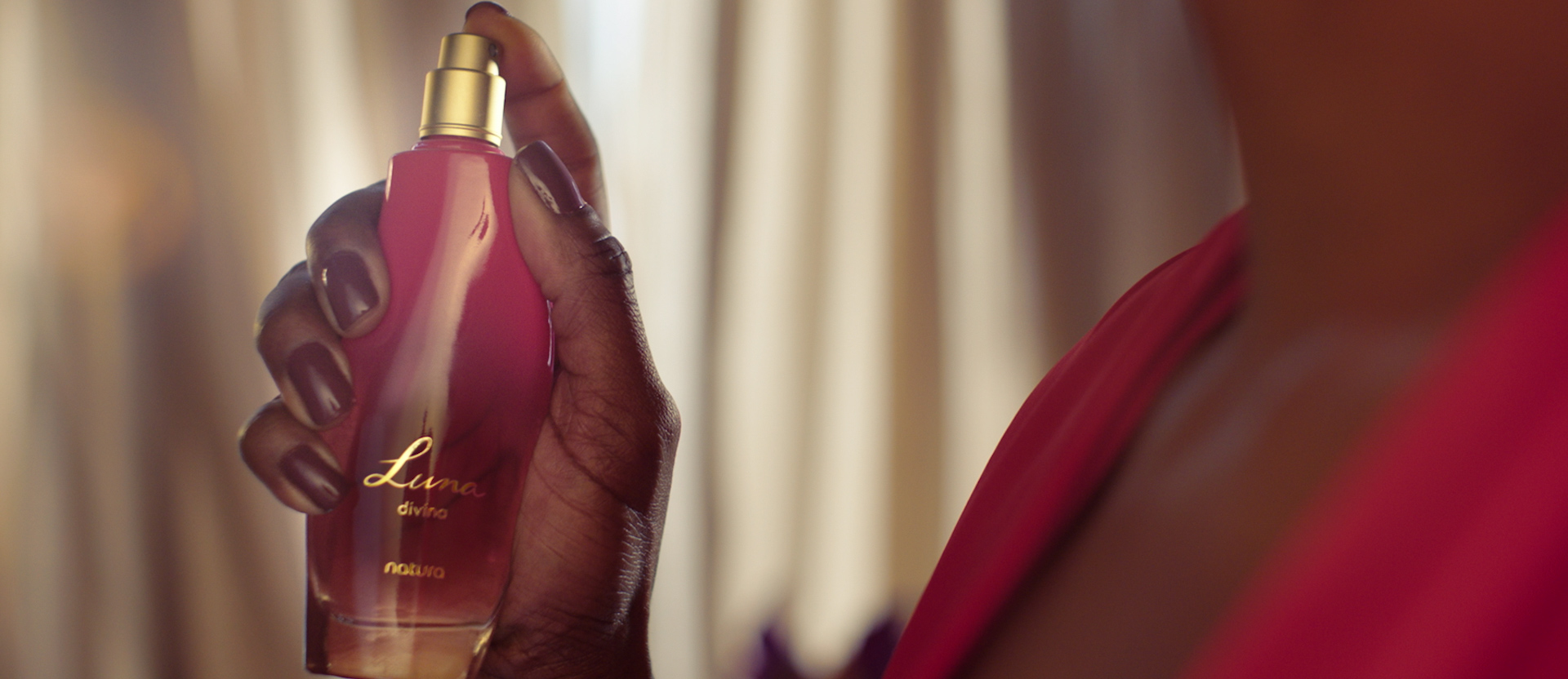 Três mulheres, cada uma com um estilo diferente, se unem e caminham pela cidade, transmitindo a sensação de empoderamento feminino. O vídeo destaca o perfume Luna Divina, da marca Natura, embalado em um elegante frasco rosal. A fragrância é apresentada como a essência do empoderamento e da elegância.
